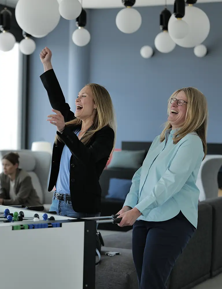 Biogen Mitarbeiter spielen Tischfußball