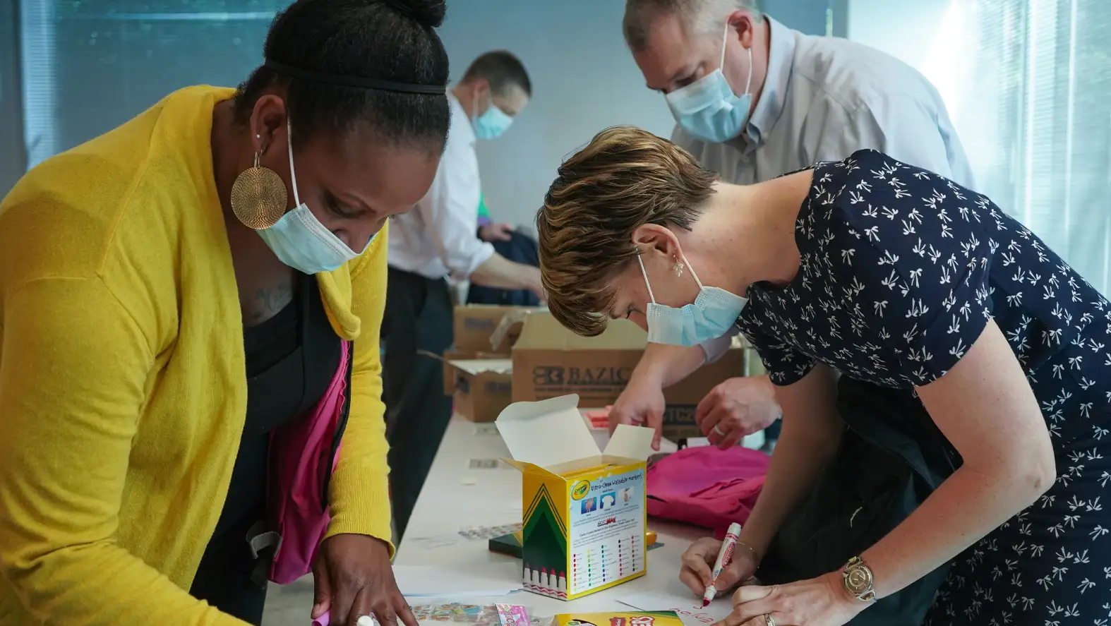 Mitarbeitende engagieren sich beim Care Deeply Day bei einem sozialen Projekt für eine Jugendorganisation. 