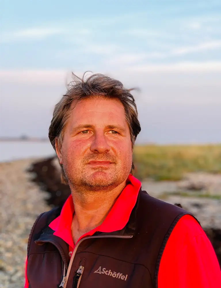 Portrait von Philipp Hanf am Strand
