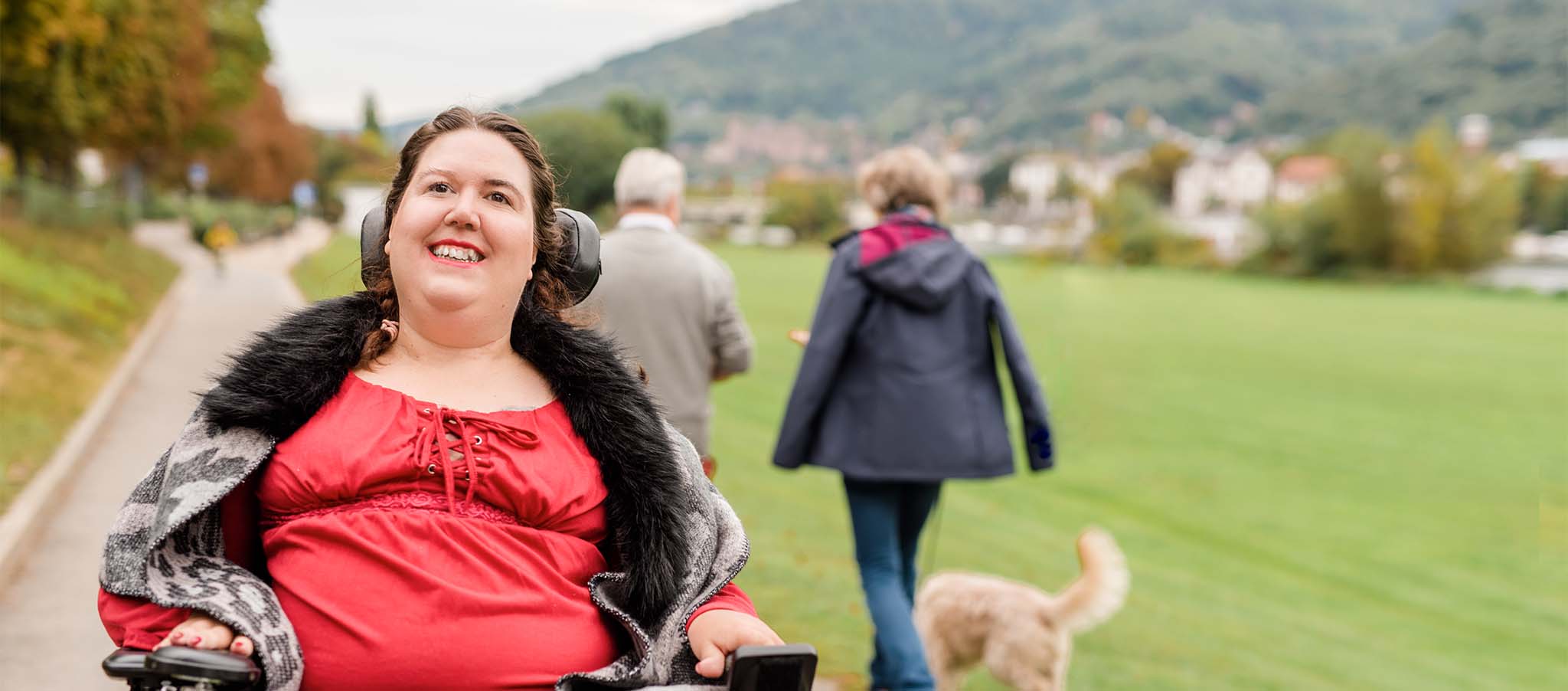 asmin lebt mit Spinaler Muskelatrophie und kann unter Therapie mit dem Rollstuhl die Welt erkunden.